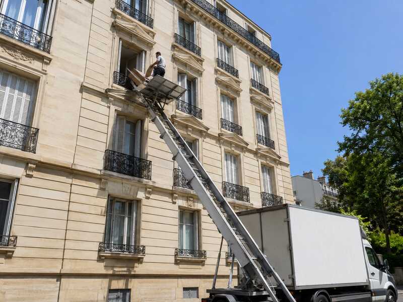 Monte-meuble deploye en facade d'immeuble