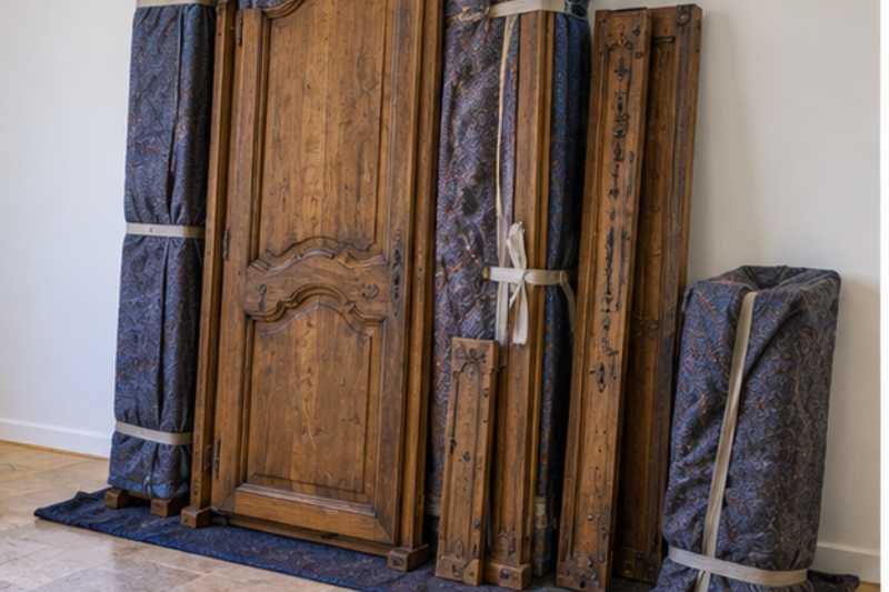 Armoire normande demontee et mise sous housse avant chargement