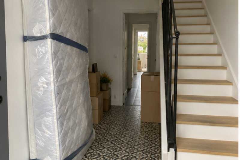 Matelas sous housse monte dans une maison de ville a trois niveaux