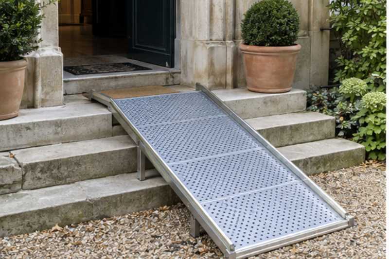 Passerelle en aluminium posee sur un perron en gres