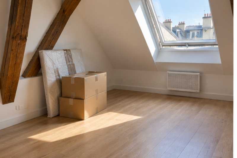 Studio vide sous les toits avec quelques cartons
